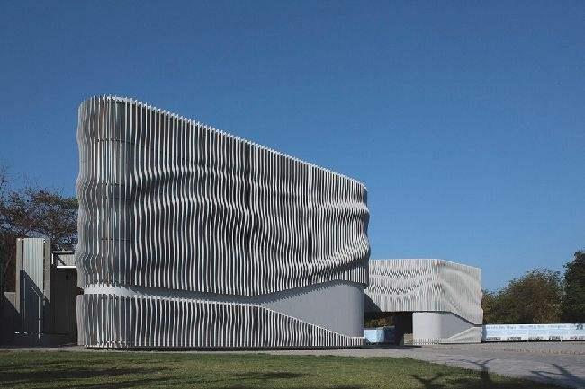 肇庆浅谈现代建筑采用网架结构安装的主要优势和应用